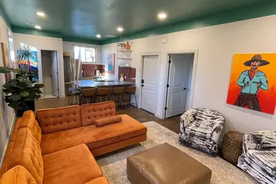 Image de Designer Home- Perfect for remote work or family!