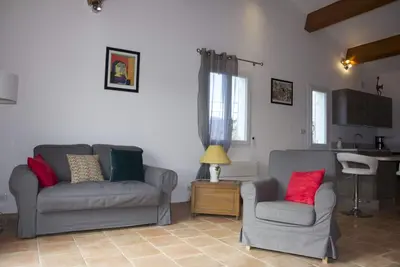 Image de Appartement 'T3 Coeur De Sanary - 100m Du Port' avec Terrasse Privée, Wi-Fi et Climatisation