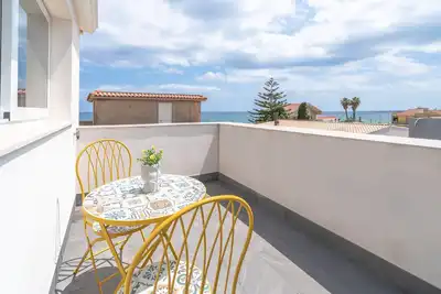 Appartement 'A Due Passi Dal Mare' avec vue sur la mer, piscine partagée et Wi-Fi