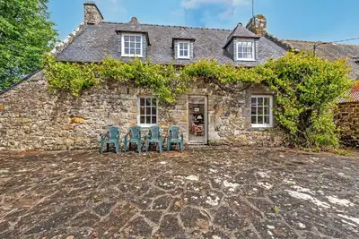 Image de Maison de vacances 'Penn Ar Bed 5kms Des Plages' avec terrasse privée et jardin privé