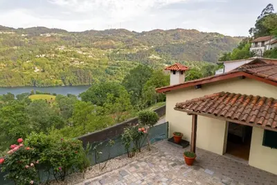 Image de Maison de vacances 'Retiro Da Montanha - Gerês' avec vue sur la montagne, terrasse privée et Wi-Fi