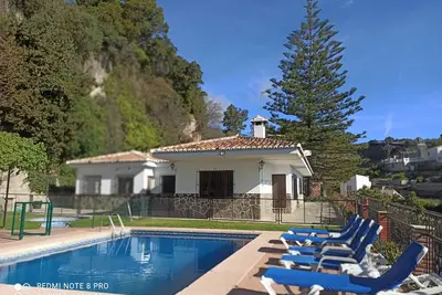 Image de Maison de vacances 'Casa Rural Paca Perea' avec vue sur la montagne, piscine privée et Wi-Fi