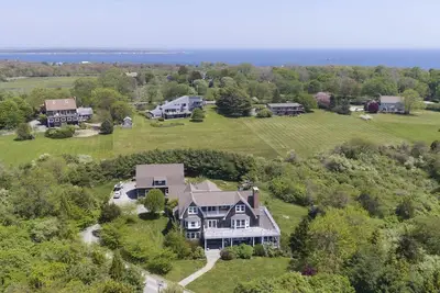 Image de Secluded 7000sq foot  home 5 minutes from the beach and 15 minutes from Newport!