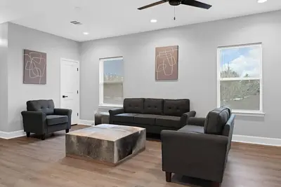 Image de 10 min Downtown, Med Center, Nrg, Galleria! Sleeps 6!