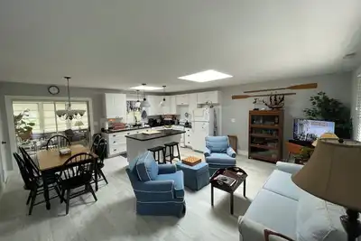Image de renovated cozy family cottage located in a gated family friendly community.