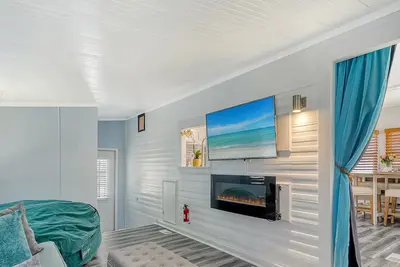 Image de E-Fireplace, Pools, Gym, Pool Tables, Pickleball, Ping Pong, No Cleaning Fee!