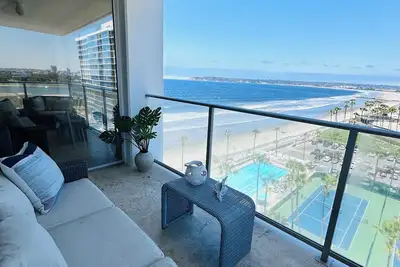Image de Beach and city views in condo with backyard access to beach and walkable town.
