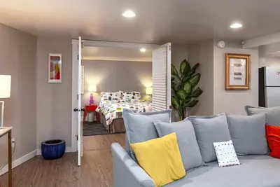 Image de Walk & Transit Bliss! Car Optional, Fly-n-Ride Apt - Walk Score: 94 Transit: 83