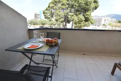 Image de Location temporaire - Ce charmant studio rénové à Roses offre un confort moderne et une terrasse, idéal pour des vacances tranquilles près de la plage.