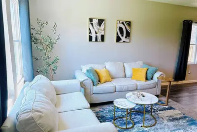 Image de Sleek and Modern home. Perfect for extended stay. Pets friendly