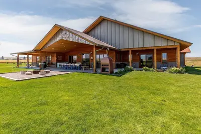 Image de Farmhouse vacation rental situated amongst hundreds acres of farmland.