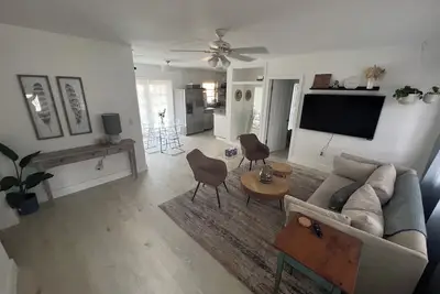 Image de Newly renovated home near Hard Rock Stadium and major highways!