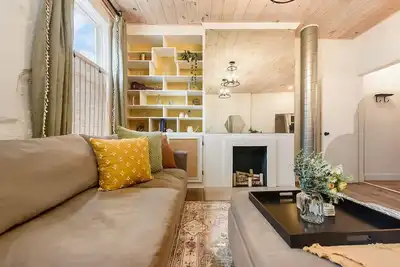 Image de ★ HostWise Stays ★ Serene Soaker Tub| Butler St. Dining| Free Parking