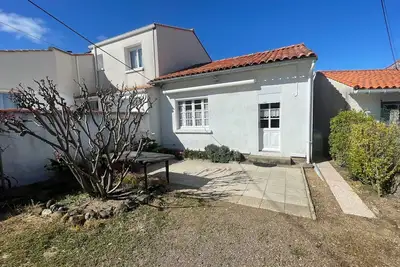 Image de Maison de vacances à 900m de la plage avec terrasses, parking, et cuisine équipée