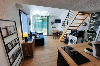 Image de Maison Rénovée, Quartier Boisé, 400m Plage, Terrasse & Parking Privé