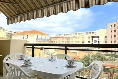 Image de Appartement Climatisé 2 Pièces + Coin Nuit, Proche Plage et Commerces, 4 Couchages, Le Lavandou