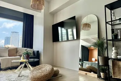 Image de New! Big Glass 1 Bedroom with 500Mbps WiFi & 65\" Tv Netflix