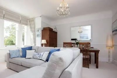 Image de Chic Apartment, 5 Mins Walk To Beach. Restaurants, Netflix & WiFi, Parking.