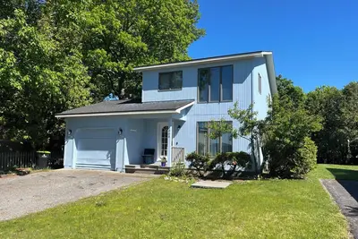 Little Bay Breeze: Charming Vacation Cottage in Petoskey