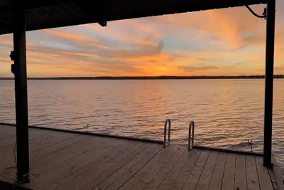 Image de Lake front home w/gorgeous sunsets from dock for families or fishing groups!