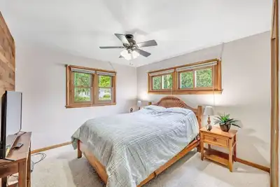 Image de Well maintained home. Close to events. Eaa, Packer games, Mile of Music. \n\n\n