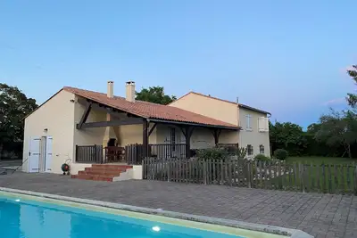 Image de Villa de Charme Avec Piscine - Idéale Pour des Vacances en Famille ou Entre Amis