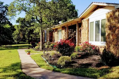 Image de Beautiful 7-Bedroom home on Langston Lake. Secluded, quiet, serene and tranquil.
