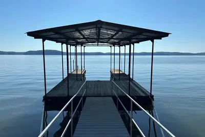 Image de Lake Front-Water Access-Dock-Screened in Patio-Bunk Beds-Sleeps 17