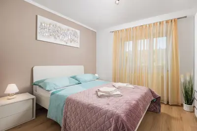 Image de Spacious apartment for 6 guests with a terrace, free parking, located near beach