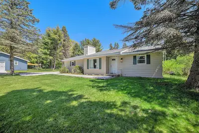 Image de Birch Cottage - Modern Lake House w/ shared Frontage on Thayer Lake