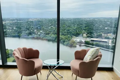 Image de Waterfront Luxury 2 Br Condo near Rainey St with Dazzling Lakefront Views!