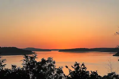 Image de Fully remodeled lake house with gorgeous views of Bull Shoals Lake!