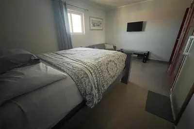 Image de Family-Friendly / couples Haven, 5 Minutes from the Beach and Amenities.