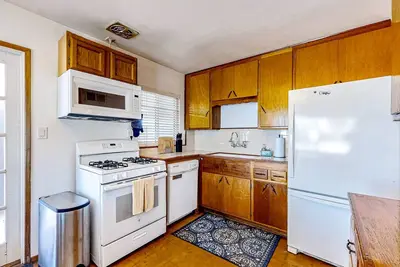 Image de Single-story house in central locale with enclosed yard, grill, patio, & Ac
