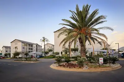 Image de Cozy Escape: 2 Bedroom Apartment. Sleeps 4. Centrally located. Family-friendly.