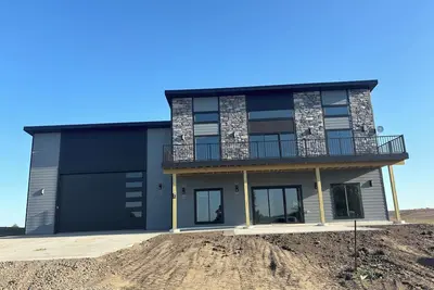 Image de Brand new lake house with panoramic view overlooking Lewis and Clark Lake.