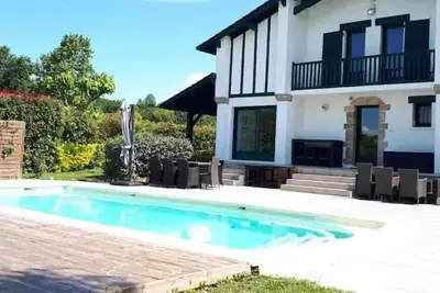 Image de Villa de Standing Avec Piscine au sel
