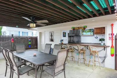 Image de Private bkyd w/tiki Bar, Linens + towels included, Walk to beach. 4 beach badges
