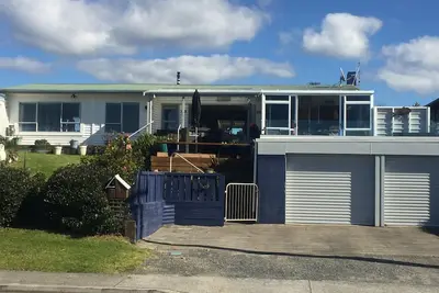 Image de Lovely sunny home with beach views to the front and county views at the back.