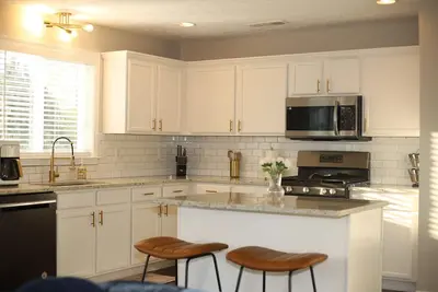 Image de Elegant & Renovated Family Space-King Size Bed