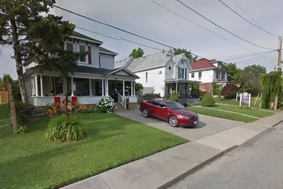 Image de Perfection near the River - 4 Bedroom with Main Floor Bedroom and Ensuite Bath