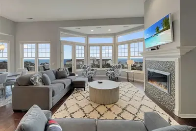 Image de Bay Harbor Condo in Gated Community. Lake Michigan Views, Golfing & Shopping!