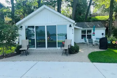 Image de Adorable Lakeside Cottage with Lake Views, Kayaks and a Canoe