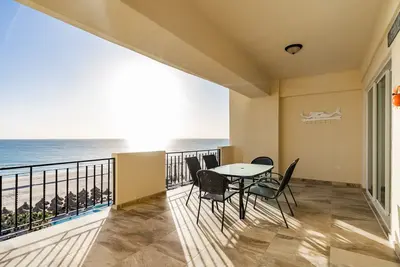 Image de Luxury Beachfront Condo Fully Furnished Balcony