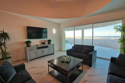 Image de Spectacular Beachfront 4 bedroom Home, Villa12