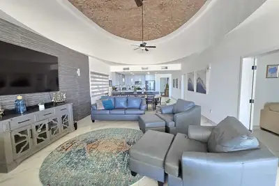 Image de Spectacular Beachfront 4 bedroom Home