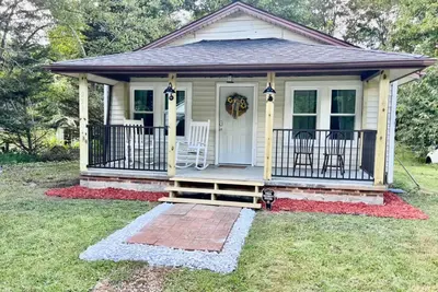 Image de Charming 1940’s Ronda House Wilkes County Nc Stone Mountain, wineries, Nascar