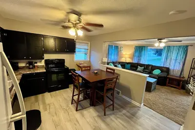 Image de Kadia’s Place-The One Near 380 & Everything Else