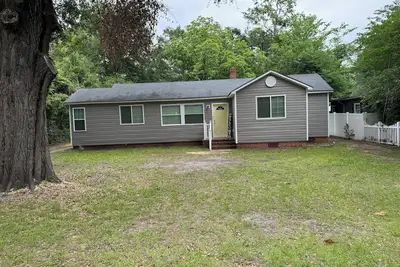 Image de This charming 2-bed, 1-bath house offers a warm sanctuary for those on the go.