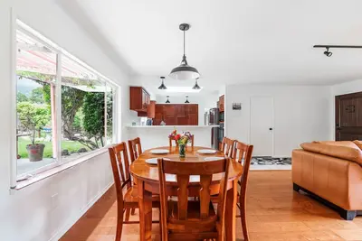 Image de Coastal ranch-style home in garden setting.